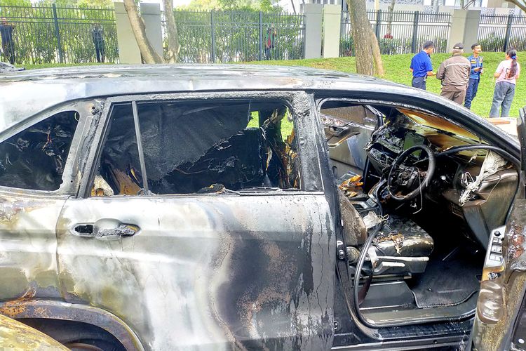 Kondisi mobil yang terbakar usai terlibat kecelakaan di depan Perumahan Navapark, Jalan Foresta, BSD, Kabupaten Tangerang, Kamis (14/11/2024). 