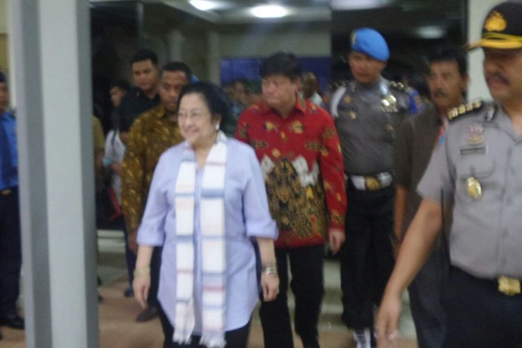 Presiden Kelima RI, Megawati Soekarnoputri saat tiba di Padang, Rabu (26/9/2017) malam.