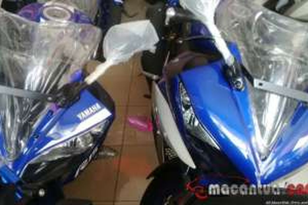 Yamaha R15 versi facelift (kanan), tampak punya lampu yang lebih dinamis.