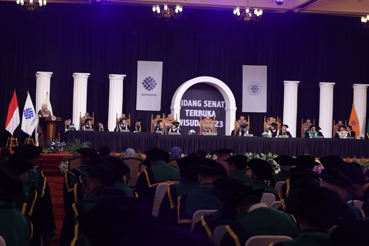 Menaker Ida Fauziyah dalam Wisuda Politeknik Ketenagakerjaan 2023 di Balai Sudirman Jakarta, Sabtu (11/11/2023), 