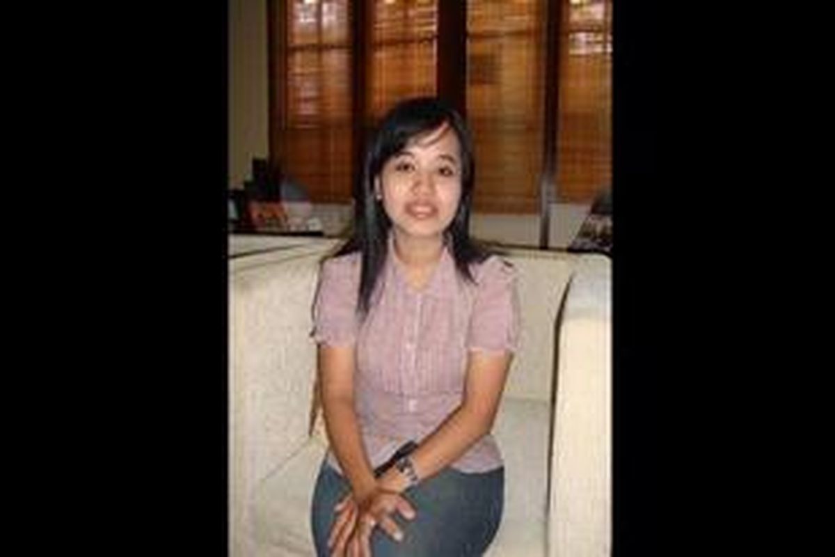 Donna Adelia, satu dari tiga mahasiswi UGM yang lulus dengan nilai sempurna, Selasa (21/2/2012).