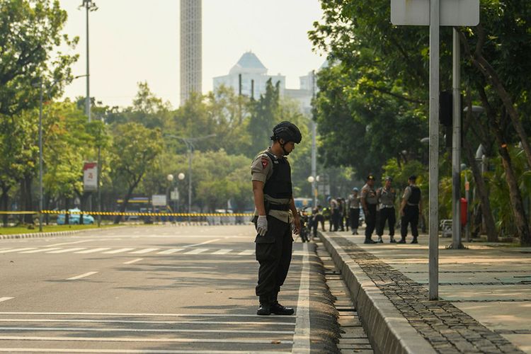 Anggota Gegana Brimob Polri melakukan pemeriksaan TKP ledakan di Jalan Medan Merdeka Utara, kawasan Monas, Jakarta, Selasa (3/12/2019). Ledakan diduga berasal dari granat asap terjadi di kawasan Monas pada Selasa pagi dan diketahui melukai dua orang anggota TNI.