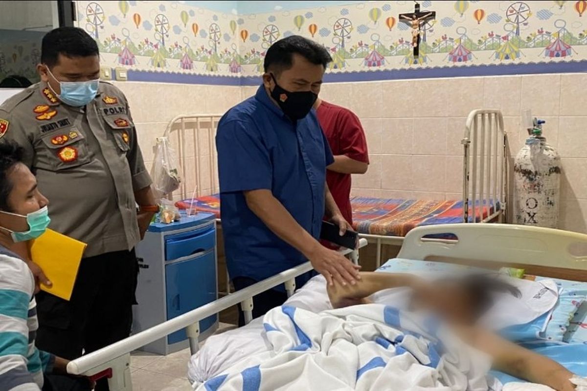 Kapolda Sulawesi Utara Irjen Pol Mulyatno bersama Kapolresta Manado dan penyidik Polresta Manado juga mengunjungi Rumah Sakit Umum Pusat (RSUP) Prof Kandou, Manado untuk memberikan penguatan dan penghiburan kepada korban dan keluarga.