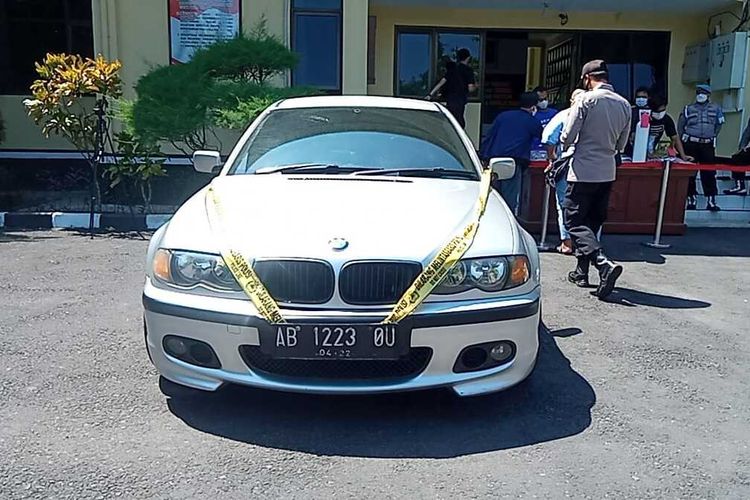 Barang bukti mobil BMW yang diamankan dari tersangka pembobolan ATM di kawasan Mertoyudan, Kabupaten Magelang, Jawa Tengah, Mobil kini diamankan di mapolres Magelang, Minggu (15/8/2021).