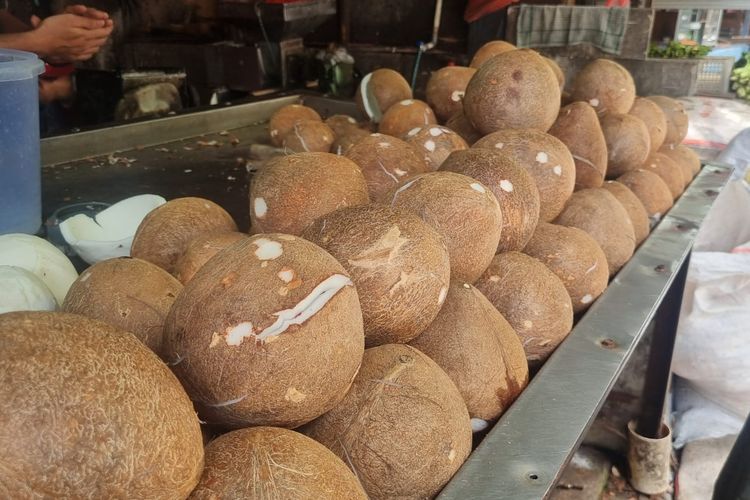 Kelapa bulat yang dijual salah satu pedagang di Pasar Rumput, Jakarta, Rabu (2/4/2025).
