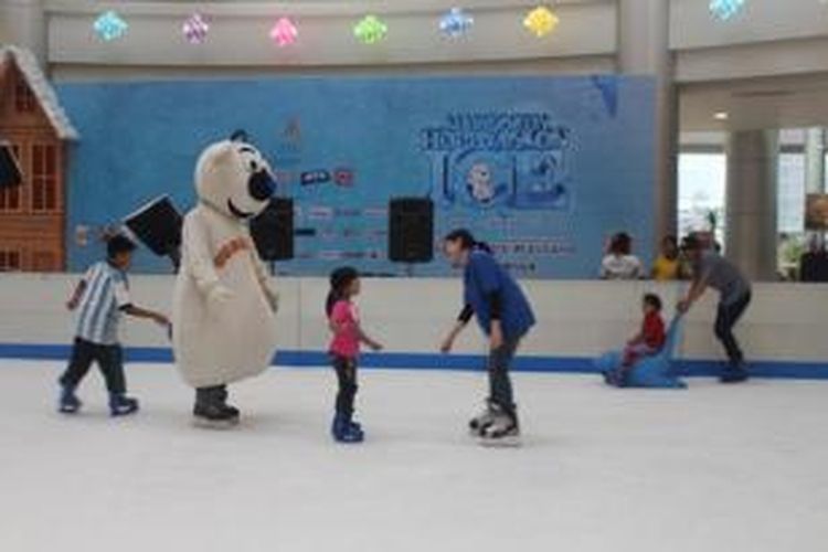 Pengunjung bermain ice skating bersama karakter Cubitus di setiap hari Rabu.