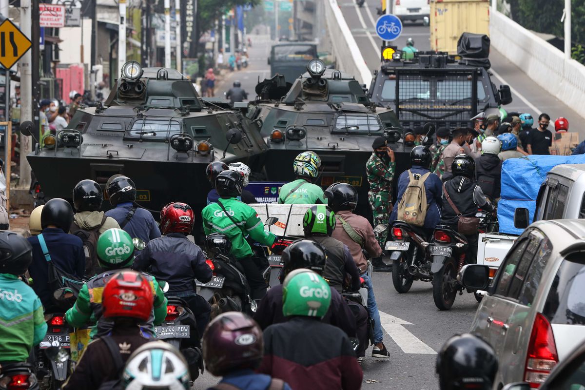 Anggota TNI dan Polri melakukan penyekatan kendaraan saat PPKM Darurat di Jalan Raya Lenteng Agung, Jakarta Selatan, Senin (5/7/2021). Penyekatan ini mengakibatkan kemacetan parah di ruas Jalan Raya Lenteng Agung.