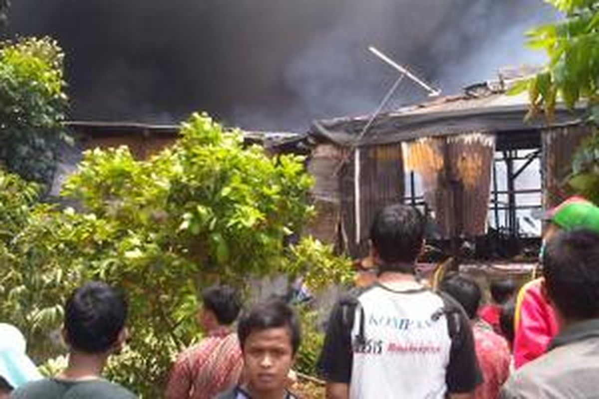 Sebanyak 104 rumah di RT 9-10-11-12-15 di lingkungan RW 10 Kelurahan Jelambar Baru, Jakarta Barat (Jakbar), hangus terbakar, Kamis (3/10/2013). 
