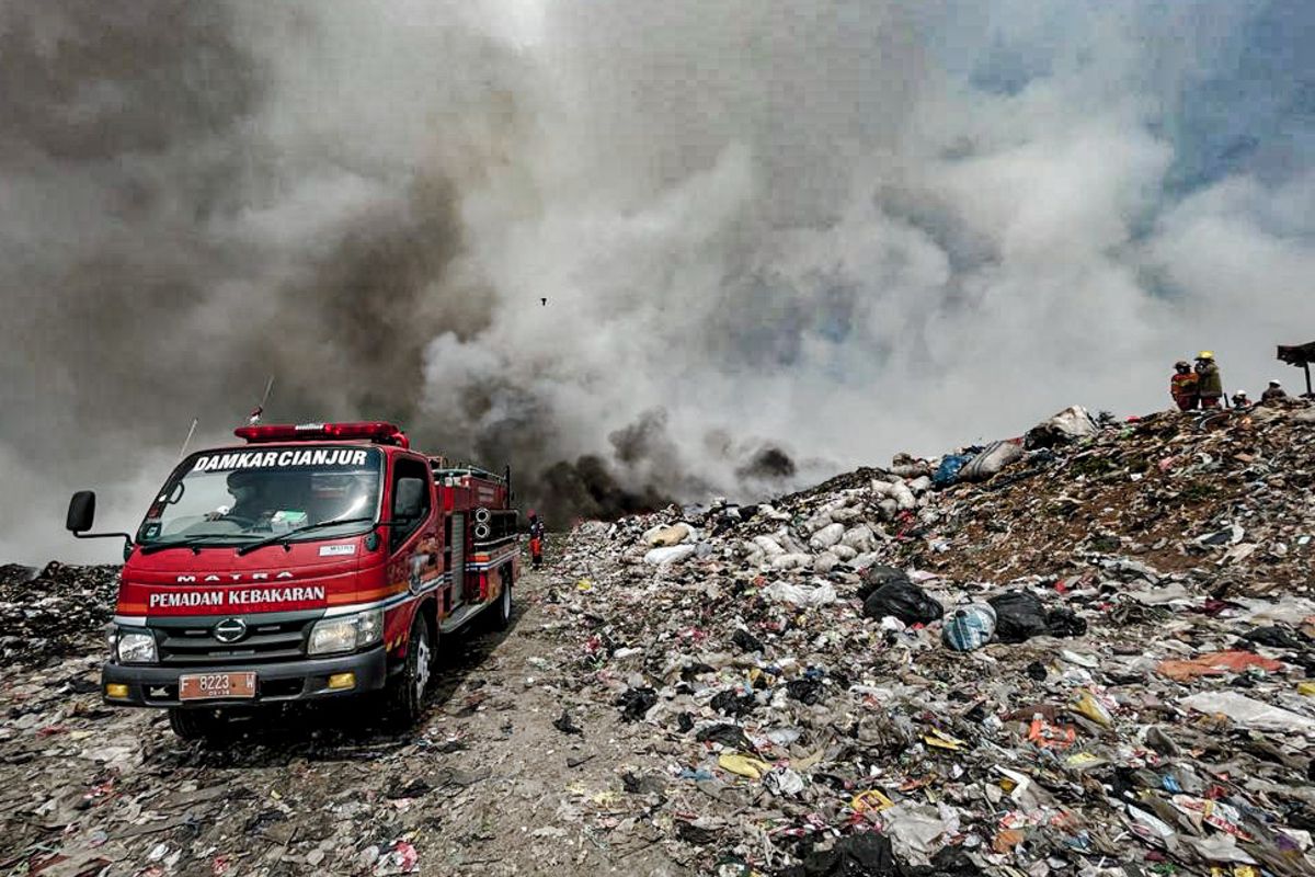 Kebakaran dibTPA Sarimukti, Kecamatan Cipatat, Kabupaten Bandung Barat (KBB), Jawa Barat tak kunjung padam meski sudah hari keenam, Kamis (24/8/2023).