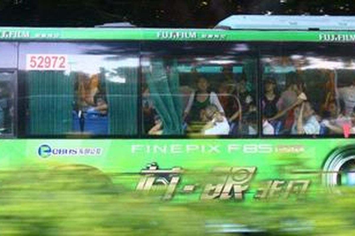 Para penumpang berdesakan di dalam bus di kota Shenzhen, China. Sebagai kota Metropolitan Shenzhen menjadi magnet baru bagi kaum muda. Ribuan orang berdatangan ke kota ini untuk mencari peruntungan nasib.