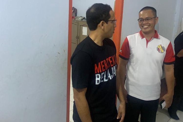Menteri Pendidikan, Kebudayaan, Riset, dan Teknologi (Mendikbud Ristek), Nadiem Makarim mengecek asrama sekolah SMKN 1 Entikong, Kalimantan Barat, pada Selasa (25/10/2022) malam.