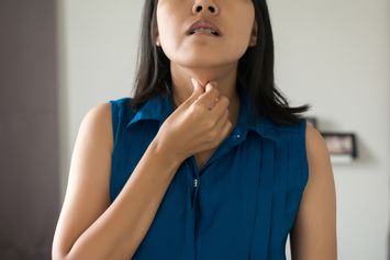 5 Cara Mengatasi Sakit Tenggorokan Saat Flu