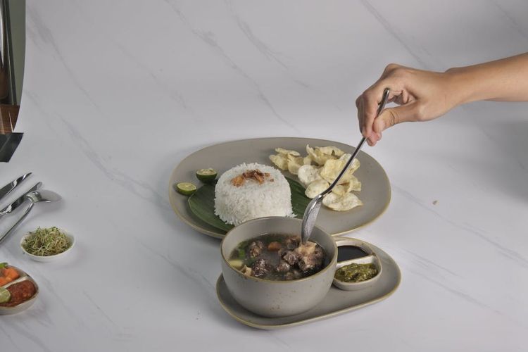 Ilustrasi soto Betawi daging sapi kuah kental, sajian gurih nan lezat. 