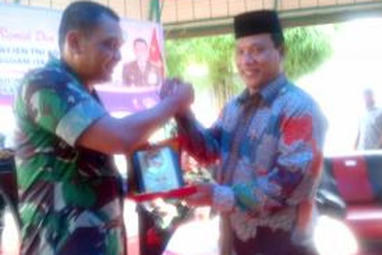 Pangdam Iskandar Muda Mayjen TNI Agus Kriswanto melakukan salam komando dengan Bupati Bireuen Ruslan M Daud seusai ramah-tamah di pendopo bupati, Jumat (30/1/2015).