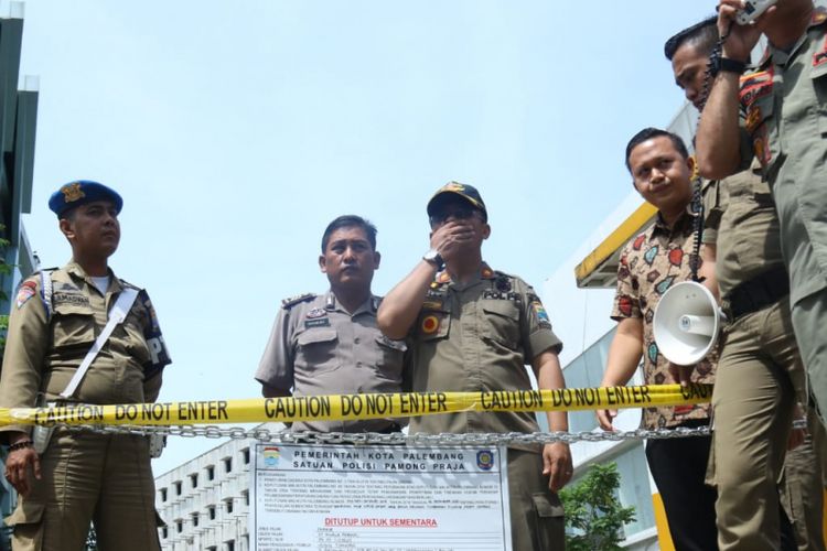 Tempat parkir di Palembang Square (PS) Mall di Palembang, Sumatera Selatan disegel Satpol PP lantaran tidak membayar pajak hingga Rp 1,2 miliar, Jumat (28/12/2018). Penyegelan tersebut, sempat membuat para pengujung mal kesulitan mengeluarkan kendaraan mereka.