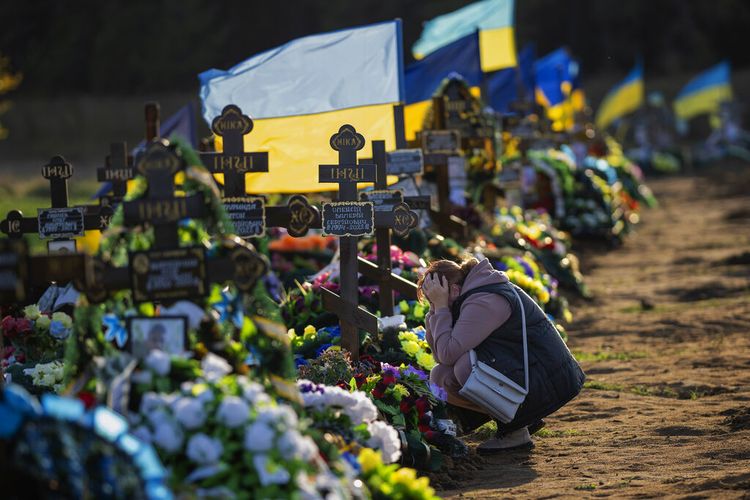 Tamara, 50, berkabung di makam putra satu-satunya, seorang prajurit, tewas dalam serangan bom Rusia, di sebuah pemakaman di Mykolaiv, Ukraina, pada Rabu, 26 Oktober 2022. 