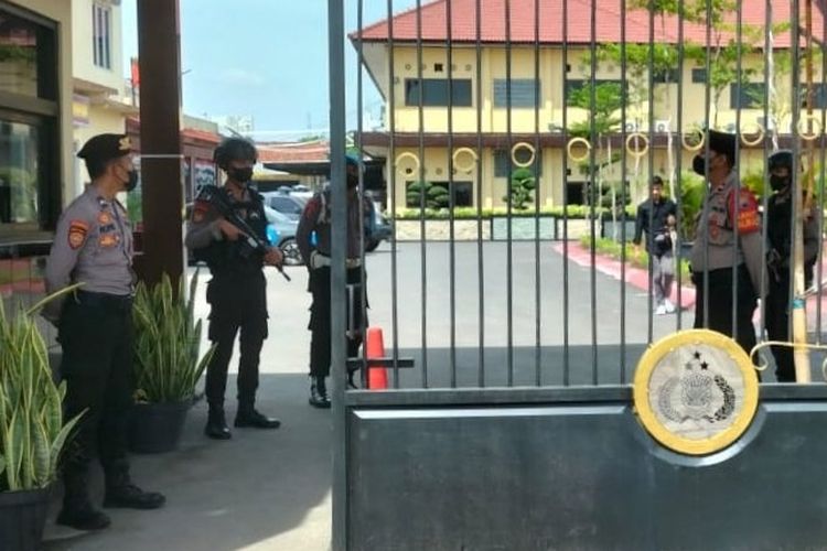 Penjagaan Markas Komando Polres Tegal Kota diperketat pasca insiden bom Bandung, Rabu (7/12/2022) (Istimewa)