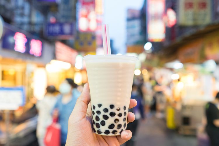 Kebiasaan minum minuman manis seiring waktu dapat menyebabkan seseorang mengalami obesitas.