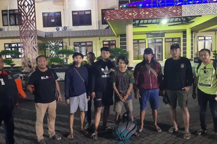 Foto: Sofyan (23) pelaku pembunuhan berencanan di Jalam Seroja Kelurahan Mimbaan, Kecamatan Situbondo, Kabupaten Situbondo, Provinsi Jawa Timur berhasil ditangkap.