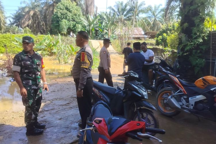 Prajurit TNI dan Polri memantau permukiman warga yang terdampak banjir, di Desa Kabun, Kecamatan Kabun, Kabupaten Rokan Hulu, Riau, Rabu (25/10/2023).