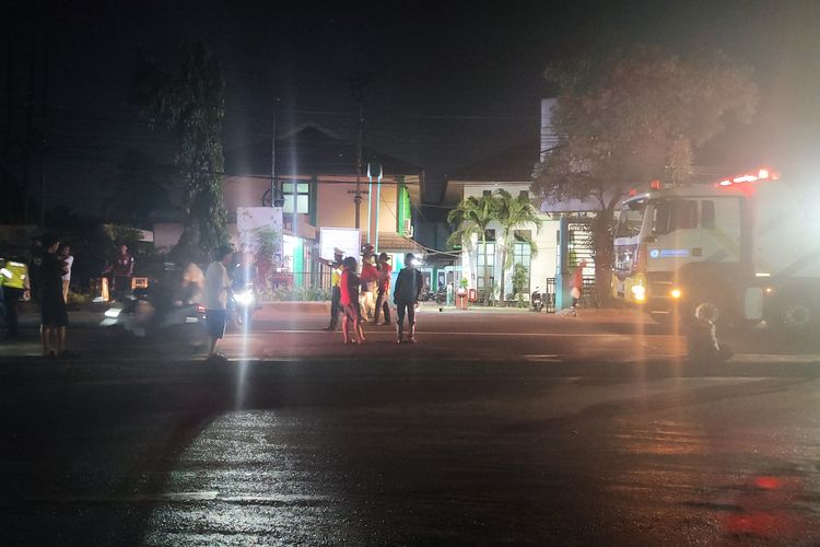 Sejumlah pengendara motor tampak tidak peduli dengan himbauan polisi yang menyuruh untuk tidak melintas melewati truk saat proses evakuasi berlangsung di depan Puskesmas Cimanggis, Jalan Raya Bogor, Rabu (20/12/2023). 