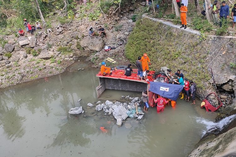 Evakuasi Sukino (65), supir truk dump tambang membawa batu andesit. Warga asal Pundong, Bantul itu terjepit dalm kabin dan tewas dalam kecelakaan ini. Dalam kecelakaan ini, ada dua orang yang tewas da dua lagi mengalami luka ringan.