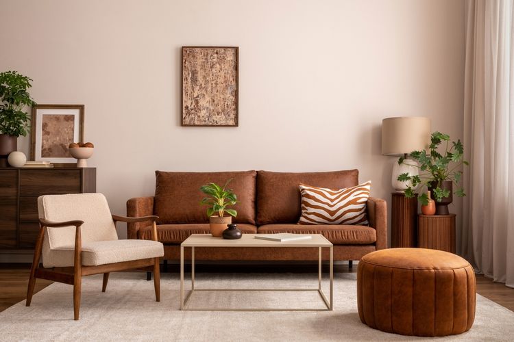 Ilustrasi warna cat dinding krem yang cocok dipadukan dengan furnitur coklat. 