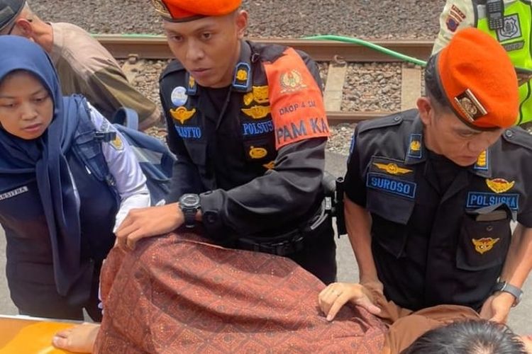 Petugas PT Kereta Api Indonesia (Persero) berhasil memberikan pertolongan cepat dan tepat terhadap penumpang ibu hamil yang akan melahirkan saat menggunakan perjalanan kereta api. 