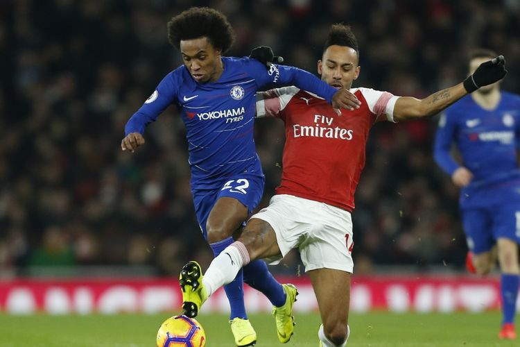 Willian (kiri) dan Pierre-Emerick Aubameyang (kanan) saat tengah berduel pada laga Arsenal vs Chelsea, 19 Januari 2019. 