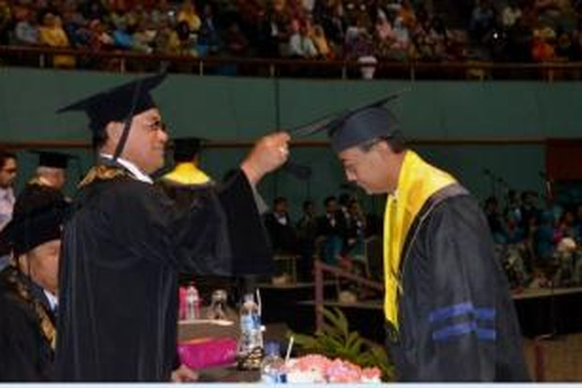 Rektor Unas Drs El Amry Bermawi Putera memindahkan kuncir toga milik seluruh wisudawan Universitas Nasional periode I Tahun Akademik 2013/2014 di Jakarta Convention Center, Minggu (16/3/2014). 