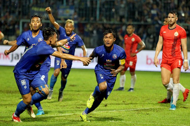 Kapten Arema FC Alfarizi seusai mencetak gol ke gawang Persija Jakarta pada pertandingan terakhir babak penyisihan Grup B Piala Gubernur Jawa Timur 2020 yang berakhir dengan skor 1-1 di Stadion Kanjuruhan, Malang, Sabtu (15/2/2020) malam.