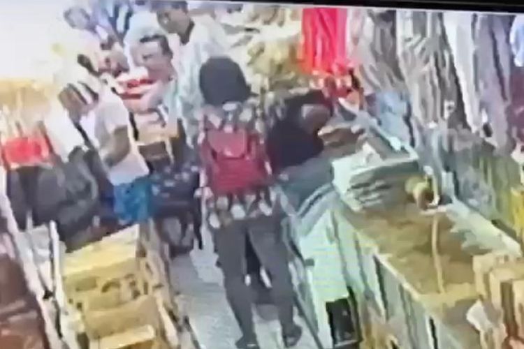 Sebuah video viral di media sosial memperlihatkan seorang biarawati dipukul pria tak dikenal saat berbelanja di sebuah toko di Pontianak, Kalimantan Barat.