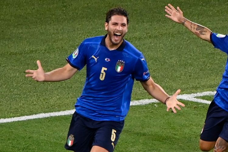 Gelandang Timnas Italia Manuel Locatelli merayakan golnya ke gawang Swiss bersama dengan Lorenzo Insigne pada laga Grup A Euro 2020 di Estadio Olimpico, Roma, pada 16 Juni 2021.