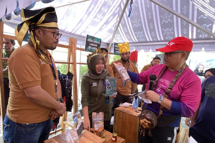 Deputi Bidang Pengembangan Destinasi dan Infrastruktur, Hariyanto (topi merah) saat mengunjungi salah satu stand peserta Display Pekan ADWI 2024 yang menampilkan produk kreatif dari 50 Desa Wisata Terbaik di kawasan CFD, Jakarta (17/11/2024).