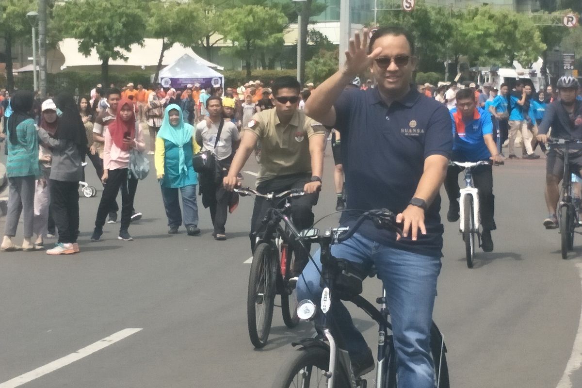 Gubernur DKI Jakarta Anies Baswedan memantau kegiatan CFD di Bundaran HI Sambil bersepeda, Minggu, (3/11/2019)