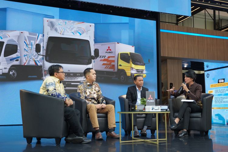 Mitsubishi Fuso membahas pentingnya inovasi teknologi dalam kendaraan niaga pada talk show bertajuk Melaju Menuju Masa Depan Berkelanjutan dengan eCanter di ajang GIIAS 2024.