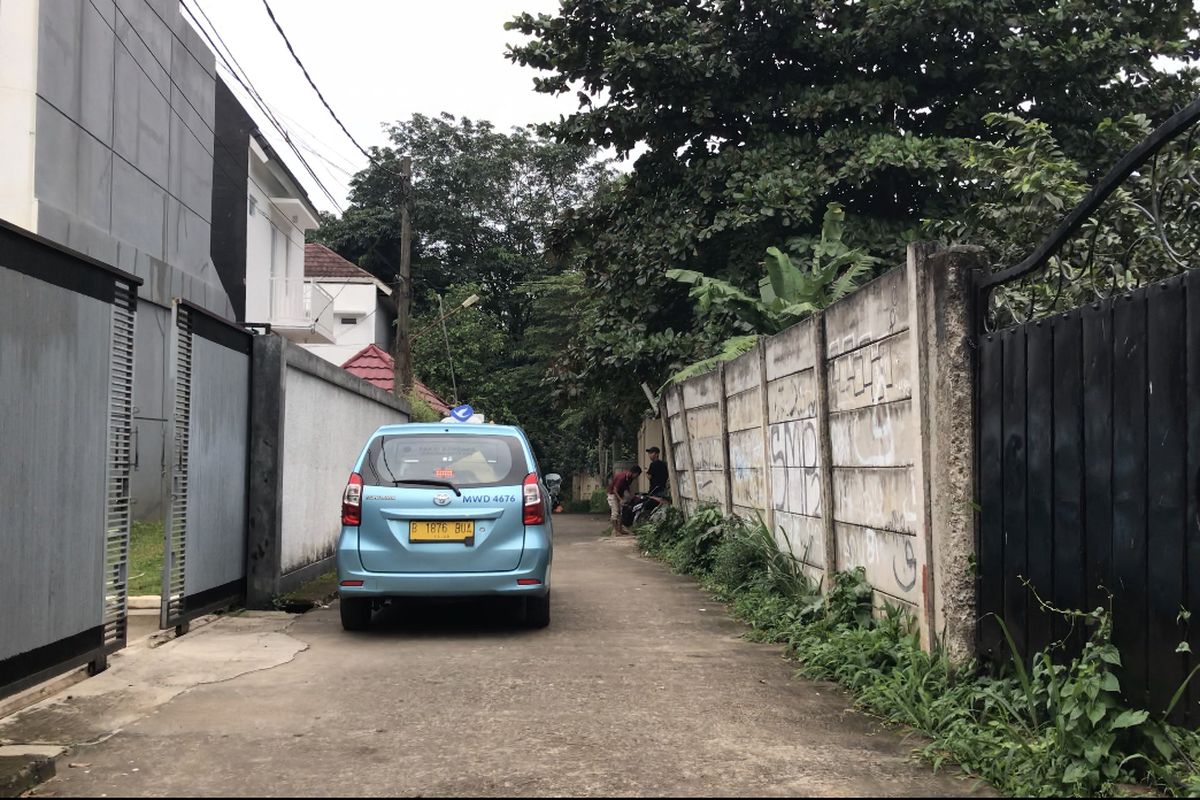 Gang Buntu di Jalan Parakan, Cinangka, Sawangan, Kota Depok, Jawa Barat yang viral di Tiktok setelah menjadi latar pembuatan video oleh akun @terdalam_ dengan konsep misteri jalan buntu.