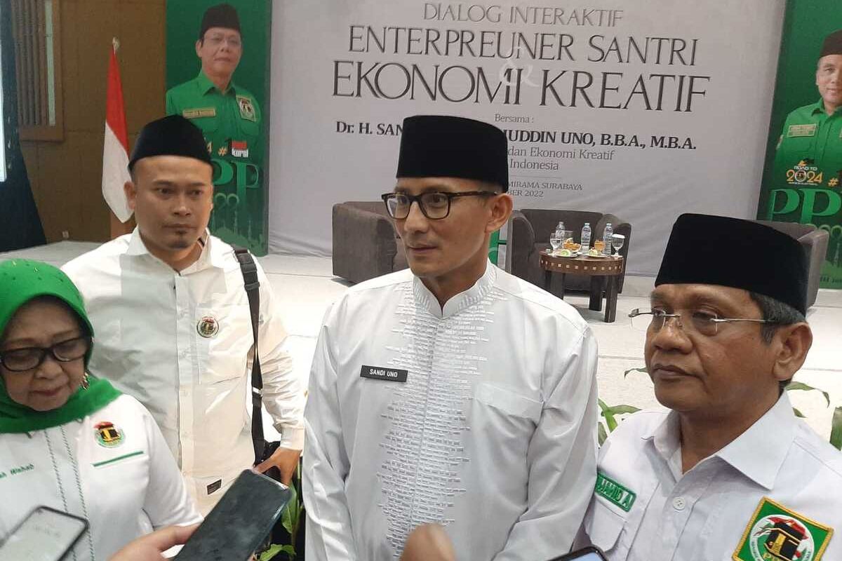 Sandiaga Salahudin Uno (tengah)