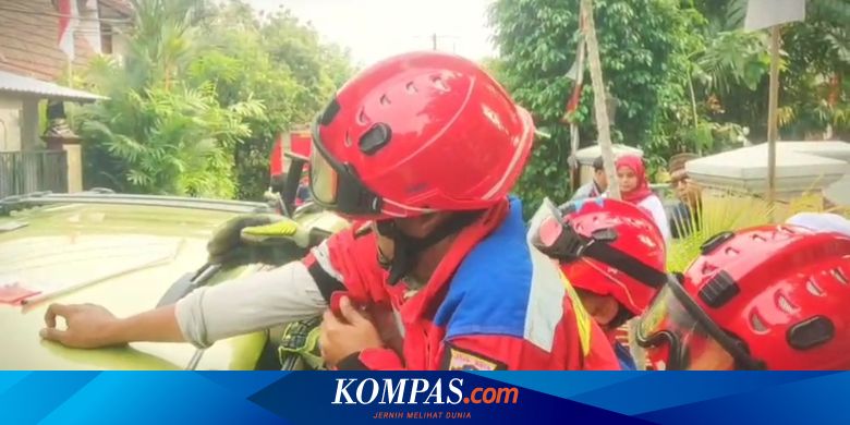 Balita Terkunci Dalam Mobil di Jatinegara, Damkar Lakukan Evakuasi