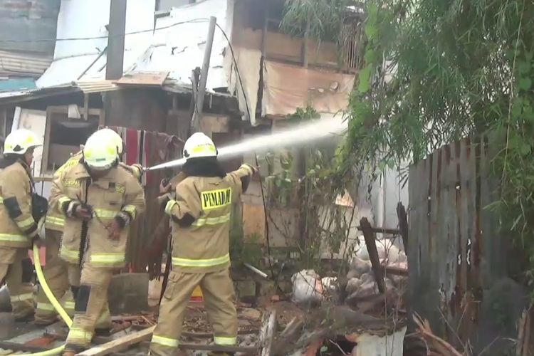 Rumah bedeng tiga petak di Jalan Pulau Sangiyang 14, Pulogebang, Cakung, Jakarta Timur, kebakaran, Kamis (13/7/2023) siang.