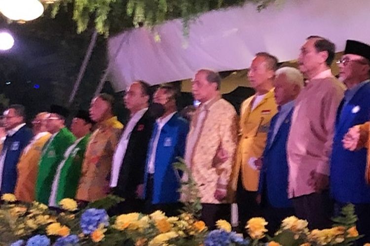Ketua Umum Relawan Pro Jokowi (Projo) Budi Arie Setiadi (ketujuh dari kanan) dan Menteri Marves Luhut Panjaitan (kedua dari kanan) menghadiri Silaturahim Nasional Koalisi Indonesia Bersatu yang digelar di Pelataran Senayan, Jakarta, Sabtu (4/6/2022). Budi nampak mengenakan pakaian berwarna putih dan jaket berwarna hitam. Sementara Luhut mengenakan kemeja berwarna krem