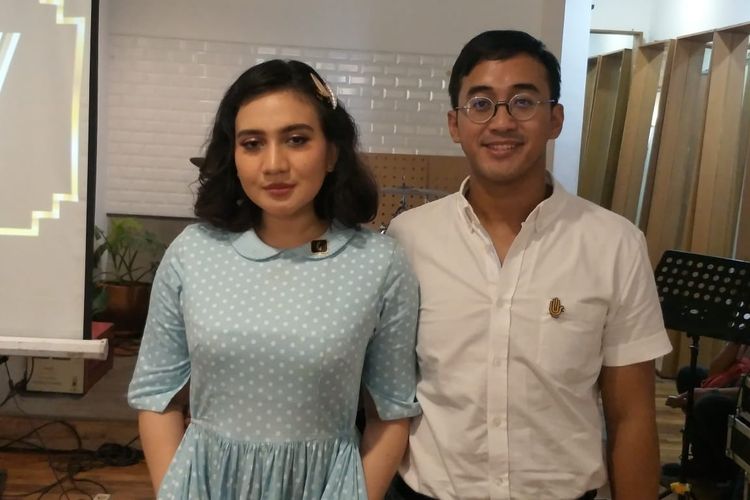 Galabby dan suaminya Dimas Danang saat peluncuran video musik Fakta Cinta di kawasan Panglima Polim, Kebayoran Baru, Jakarta Selatan, Jumat (14/6/2019).