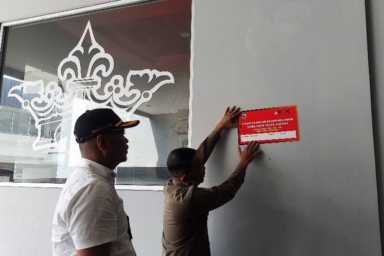 Petugas Satpol PP Kabupaten Semarang memberi peringatan tempat karaoke yang belum membayar pajak