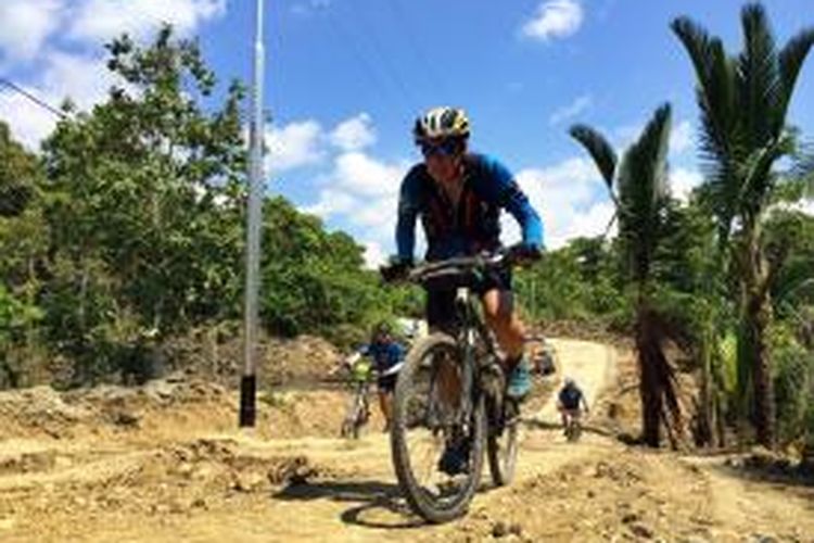 Peserta Jelajah Sepeda Papua menempuh etape dua Bonggo-Sentani yang penuh tanjakan di bawah terik matahari.