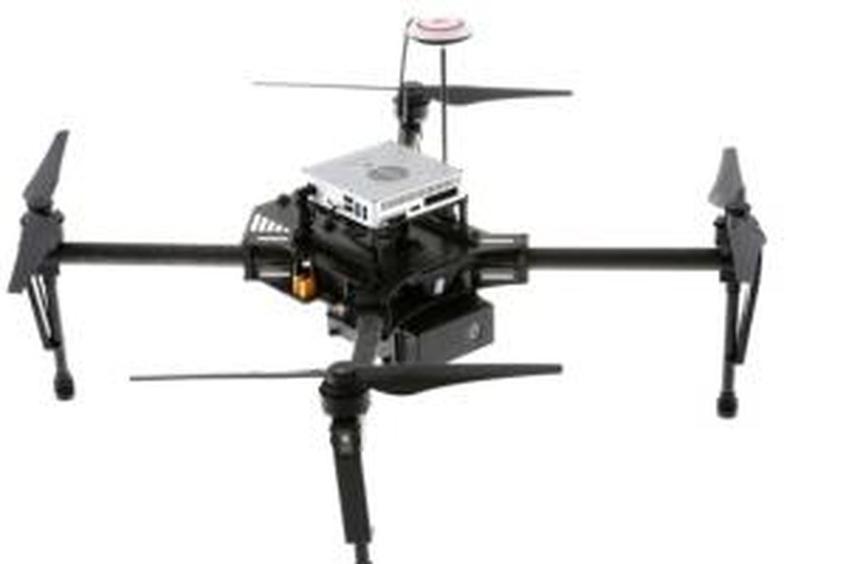 Drone DJI Matrice 100 dengan sebuah komputer Manifold disematkan di bagian atasnya