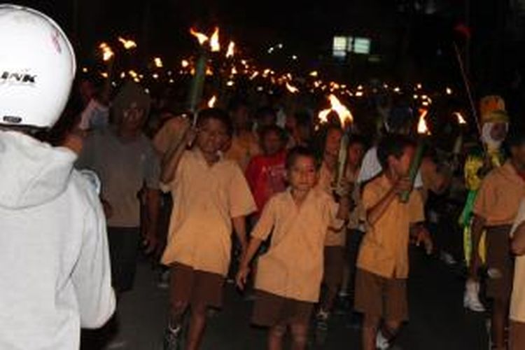 Ribuan warga kabupaten Timor Tengah Utara (TTU), Nusa Tenggara Timur, tumpah ruang ke jalan dengan menggelar pawai obor, Sabtu (16/8/2014) malam