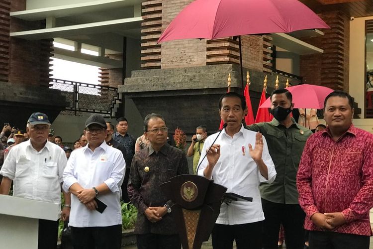 Presiden Joko Widodo (Jokowi) saat meresmikan pembangunan Pasar Seni Sukawati, Kabupaten Gianyar, Provinsi Bali, pada Rabu (1/2/2023). Kompas.com/ Yohanes Valdi Seriang Ginta