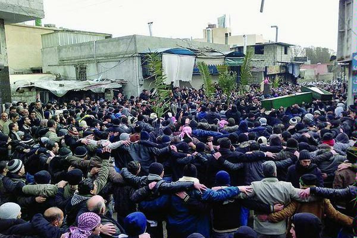 Ribuan warga Suriah, Sabtu (18/2), berkumpul di distrik Mezze, Damaskus, dalam pemakaman dua pengunjuk rasa yang dibunuh oleh pasukan pemerintah. Prosesi pemakaman ini berubah menjadi unjuk rasa terbesar di Damaskus selama 11 bulan terakhir. Pasukan pemerintah kemudian melepaskan tembakan untuk membubarkan unjuk rasa ini, yang menyebabkan seorang demonstran tewas.