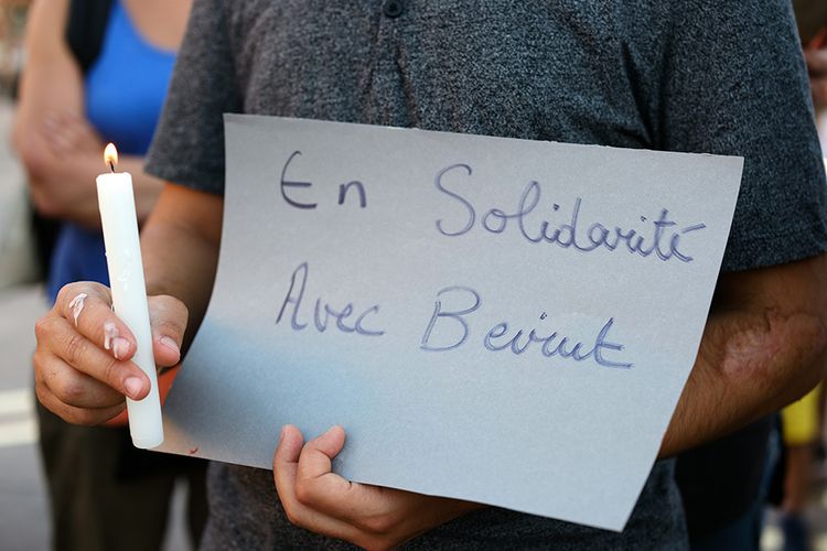 Seorang pria memegang lilin dan sebuah kertas bertuliskan Solidaritas dengan Beyrouth pada acara solidaritas untuk tragedi ledakan besar di Beirut, Lebanon, yang digelar di Toulouse, Perancis, Rabu (5/8/2020). Ungkapan duka dan solidaritas mengalir dari berbagai penjuru dunia atas insiden ledakan dahsyat di Beirut, Lebanon, Selasa (4/8/2020), yang menewaskan lebih dari seratus orang.