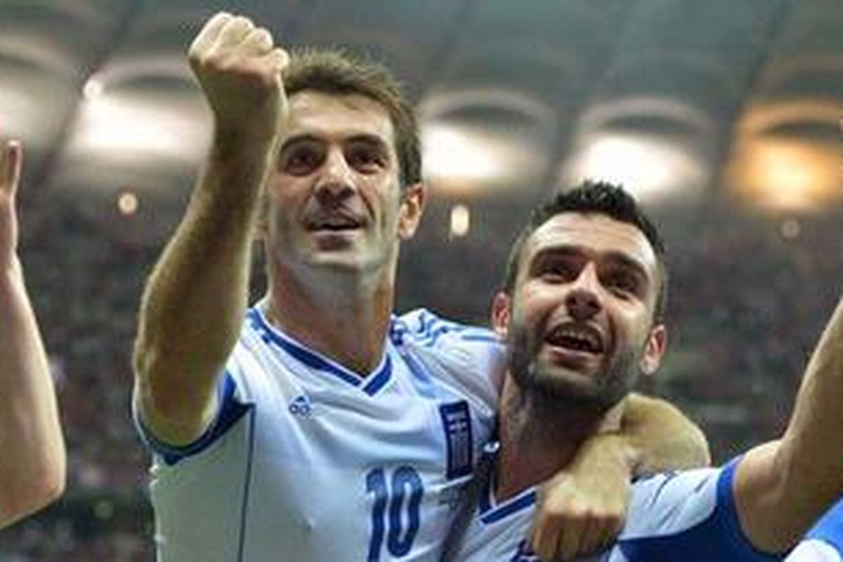 gelandang Yunani, Giorgos Karagounis (kiri) dan defender Giorgos Tzavellas, siap menghadapi Jerman di perempat final.